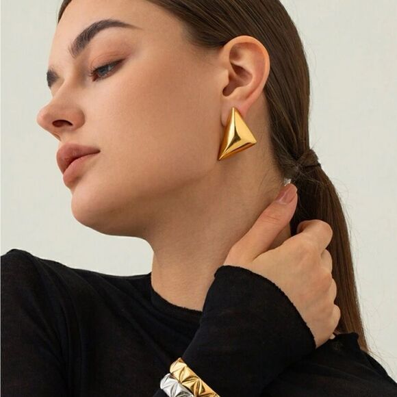 Gold geo stud earrings N414 - Picture 2 of 5